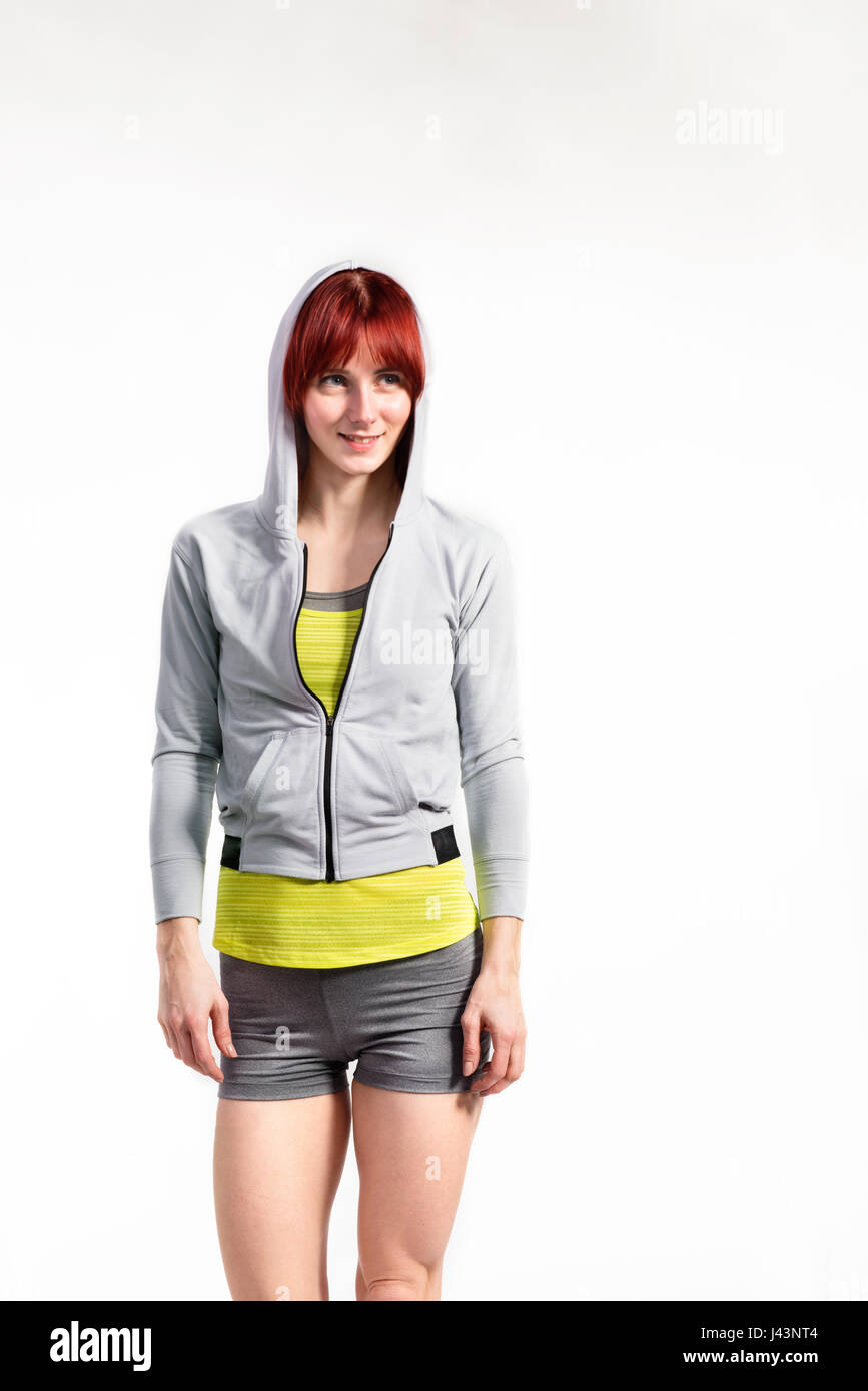 Attraktive junge Fitness-Frau im grauen Sweatshirt. Studio gedreht. Stockfoto