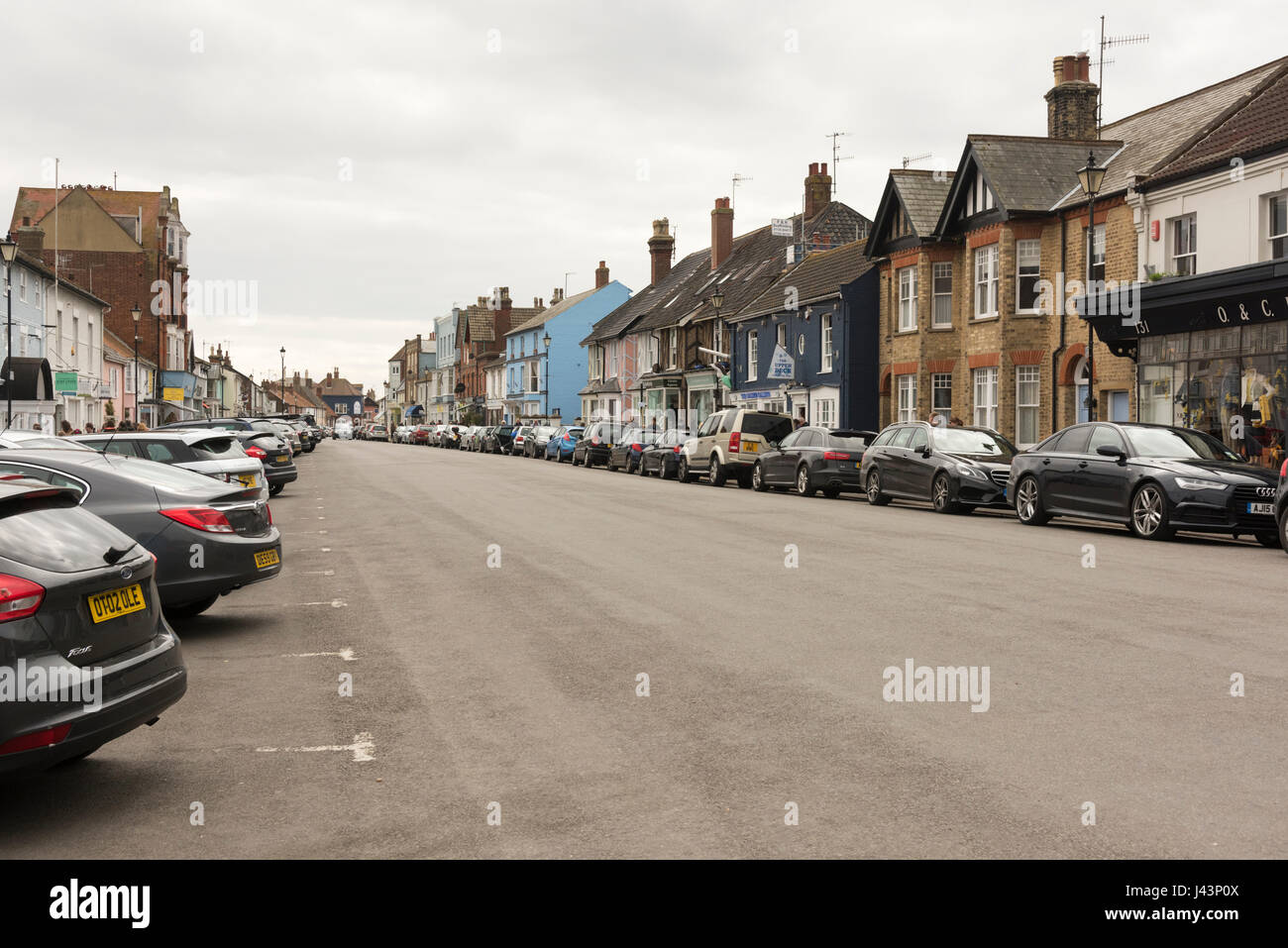 Aldeburgh High Street mit Autos geparkt auf der Straße, ein Suffolk Küstenstadt UK Stockfoto