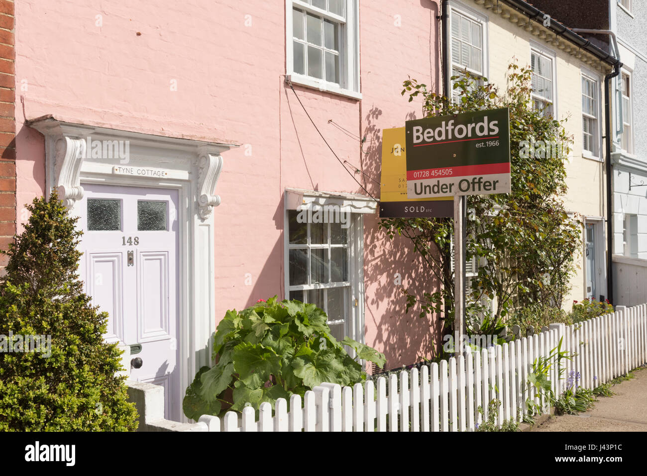 Ein Haus zum Verkauf in Aldeburgh East Anglia Suffolk Uk mit einem Verkauf Board außerhalb Stockfoto