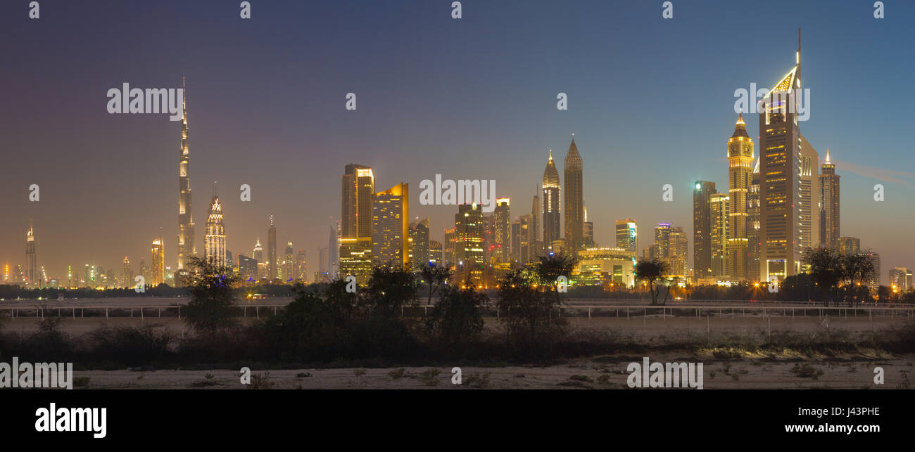 DUBAI, Vereinigte Arabische Emirate - 31. März 2017: Der Abend Skyline der Innenstadt mit dem Burj Khalifa und die Emirates Towers. Stockfoto