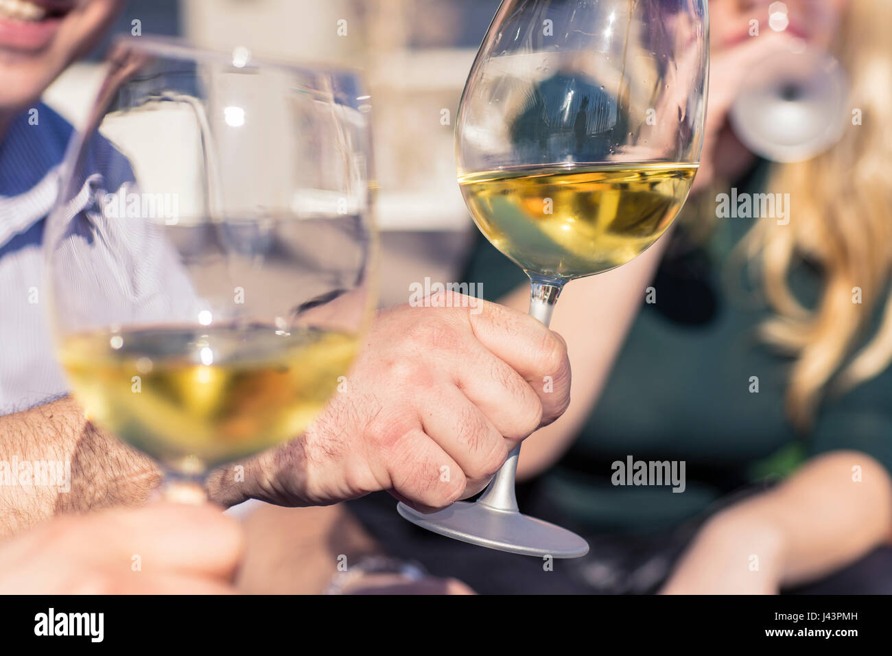 Freunde jubeln mit Weingläsern im Restaurant unter freiem Himmel Stockfoto