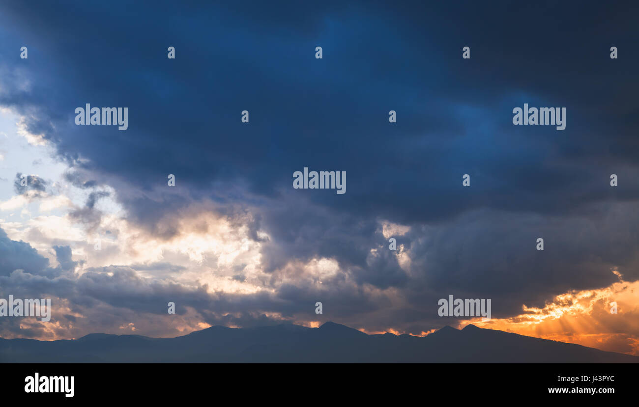 Bunte dramatischer tropischen Himmel mit dunklen Wolken am frühen Morgen, abstrakte Natur Hintergrund Stockfoto