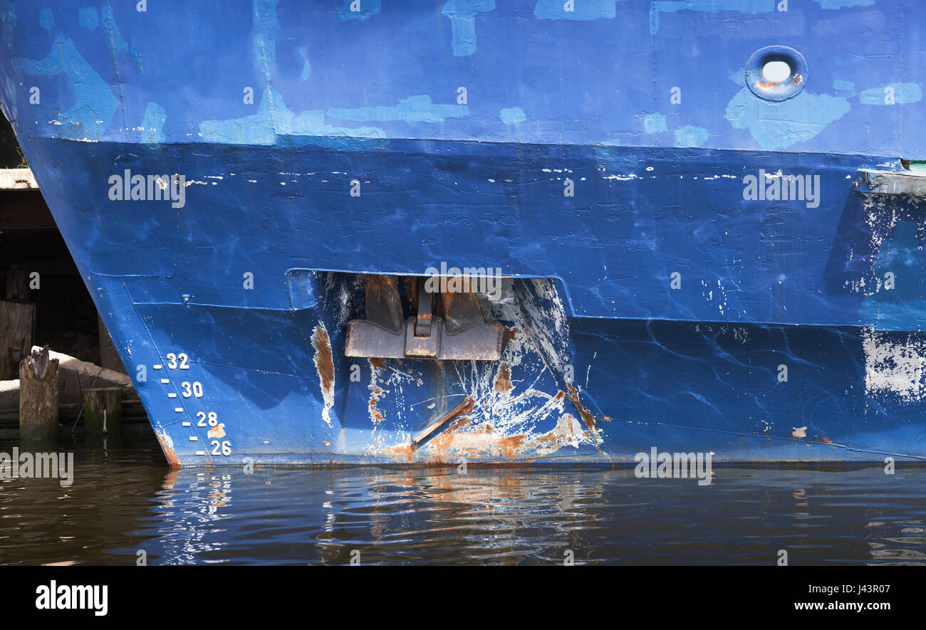 Bogen-Anker der alten blauen Frachtschiff Stockfoto