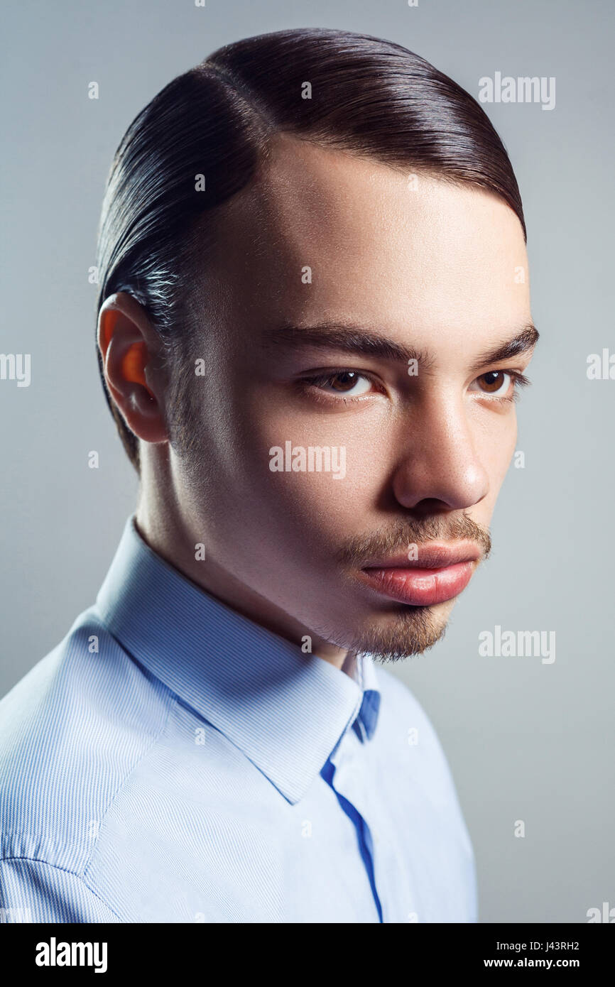 Porträt des jungen Mannes mit Retro-klassische Frisur. Studio gedreht. Stockfoto