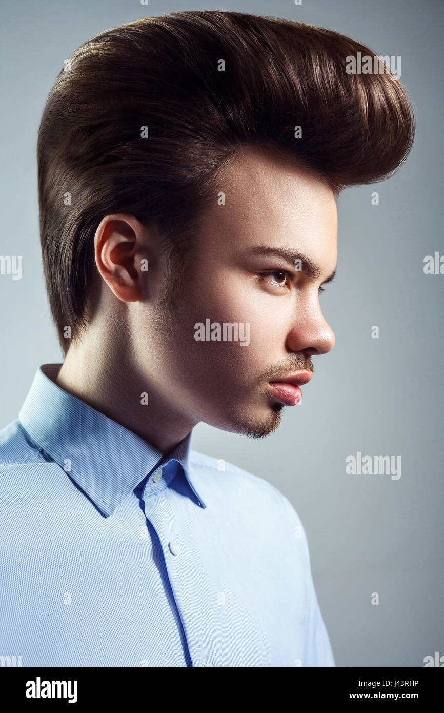 Seitenansicht des jungen Mannes mit Retro-klassischen Pompadour Frisur. Studio gedreht. Stockfoto