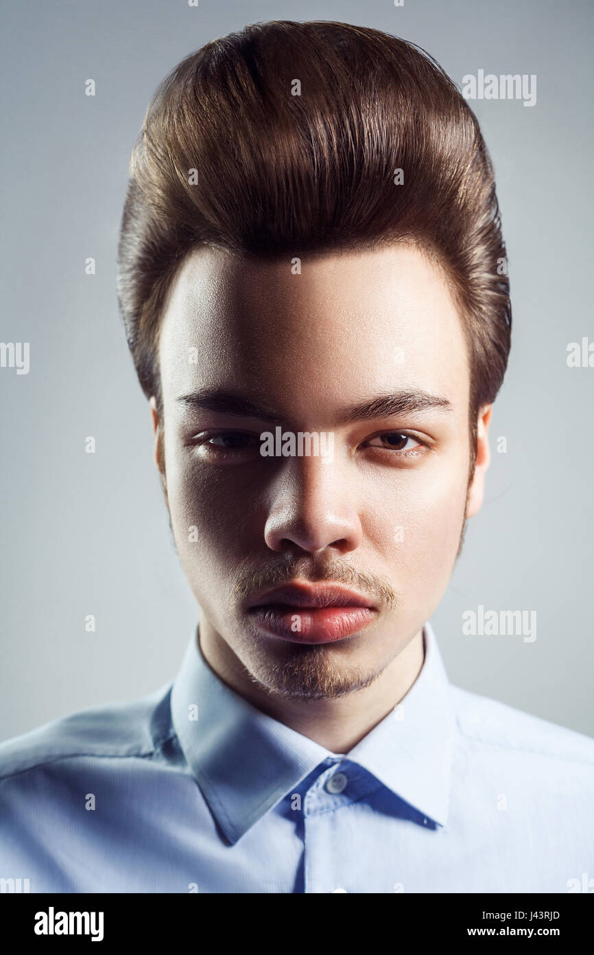 Porträt des jungen Mannes mit Retro-klassischen Pompadour Frisur. Studio gedreht. Blick in die Kamera. Stockfoto