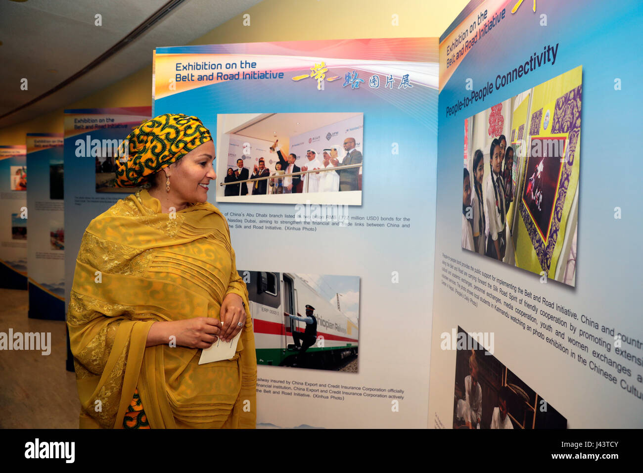Vereinten Nationen, stellvertretender Generalsekretär der Vereinten Nationen. 8. Mai 2017. Amina Mohammed, stellvertretender Generalsekretär der Vereinten Nationen, schaut Fotos während einer Foto-Ausstellung auf Chinas Gürtel und Road-Initiative im UN-Hauptquartier in New York 8. Mai 2017. Die einwöchige Fotoausstellung wurde am Montag eröffnet. (Xinhua/Li Muzi) (Zy) Bildnachweis: Li Muzi/Xinhua/Alamy Live-Nachrichten Stockfoto