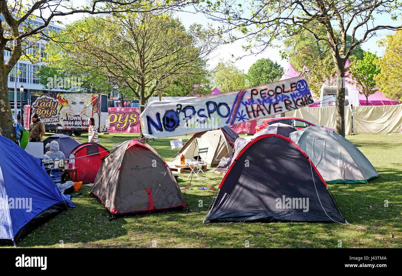 Brighton, UK. 9. Mai 2017. Eine Gruppe von Obdachlosen haben Zelte in Victoria Gardens Brighton neben der Lady Boys Bankok-Show. Die Gruppe wurden vor kurzem vertrieben von einer Universität Brighton Gebäude in nahe gelegenen Zirkus-Straße, die zur Sanierung ansteht, aber die kürzlich Kredit zurückgestellt hat: Simon Dack/Alamy Live News Stockfoto