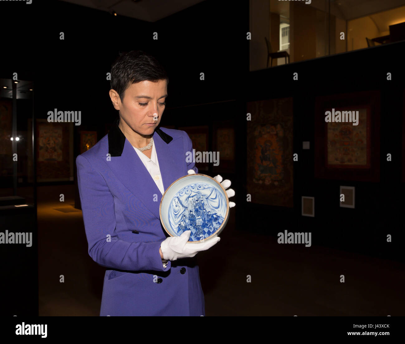 London, UK. 9. Mai 2017. FOTOTERMIN: WONDERS OF ASIA, fand bei Bonhams im neuen Bond Street.A seltenen blauen und weißen 'LI BAI' Pinsel Unterlegscheibe Youjian £35.000-50, 000The Auktionen findet am 11. Mai 2017 Credit: Keith Larby/Alamy Live News Stockfoto