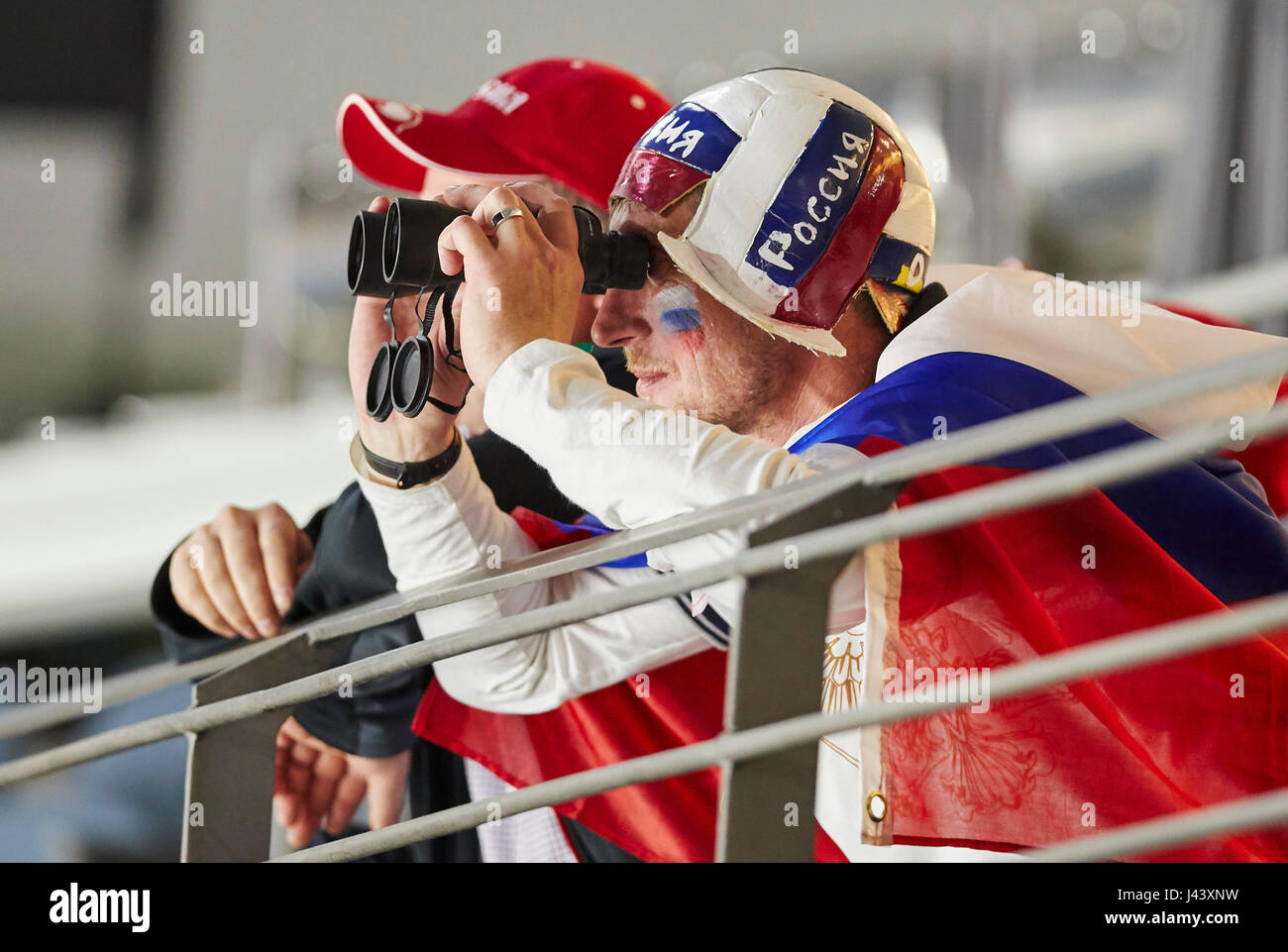 Russisch-Fan mit Fernglas, Fan, Fans, Fußball-Fans, Fans, Zuschauer, Zuschauer, Jacke, Haube, Weste, Fanclub, Schals Fan Schals USA - Schweden 4-3 Eishockey WM Weltmeisterschaften 2017, Deutschland, DEB, Köln 8. Mai 2017 © Peter Schatz / Alamy Live News Stockfoto