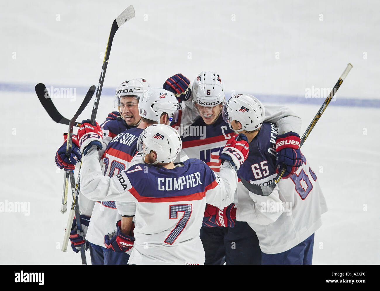 Connor MURPHY, USA 5 Jubel Beim 4: 3 Durch j. t. COMPHER, USA 7 Dylan LARKIN, USA 21 Jubel, Freude, Emotionen, feiern, lachen, jubeln, jubeln, zerreißt die Arme, ballte die Faust, USA - Schweden 4-3 Eishockey WM Weltmeisterschaften 2017, Deutschland, DEB, Köln 8. Mai 2017 © Peter Schatz / Alamy Live News Stockfoto
