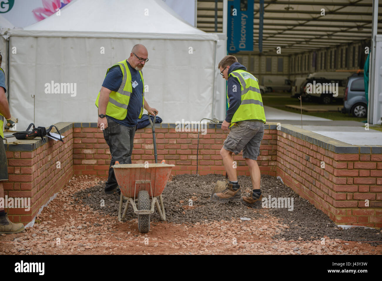 London, UK. 9. Mai 2017. Hinter den Kulissen an der RHS Chelsea Flower Show ist The RHS Chelsea Flower Show, formal bekannt als der große Spring Show, eine Gartenschau für fünf Tage im Mai von der Royal Horticultural Society (RHS) auf dem Gelände des Royal Hospital Chelsea in Chelsea, London statt. Bei Chelsea ist seit 1912 die berühmteste Blume und Landschaft Gärten Show im Vereinigten Königreich, und vielleicht in der Welt, zieht Besucher aus allen Kontinenten.   Bildnachweis: Jonathan Ward/Alamy Live-Nachrichten Stockfoto