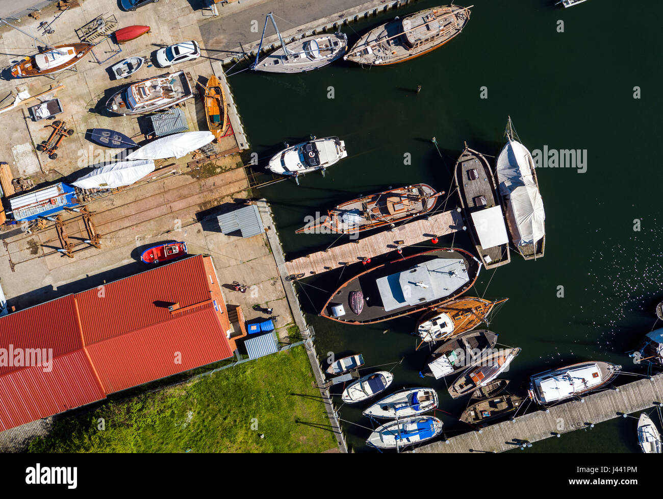 Kirchdorf, Insel Poel, Deutschland. 9. Mai 2017. Ein Bild von einer Drohne zeigt ein Boot aus dem Wasser und über den Slip Weg des Kais Holzboot in Kirchdorf, Insel Poel, Deutschland, 9. Mai 2017 gezogen. Nur Holzboot Kai auf der Insel Poel verfügt derzeit über volle Auftragsbücher und Repars traditionelle hölzerne Fischerboote neben Sportboote. Foto: Jens Büttner/Dpa-Zentralbild/ZB/Dpa/Alamy Live News Stockfoto