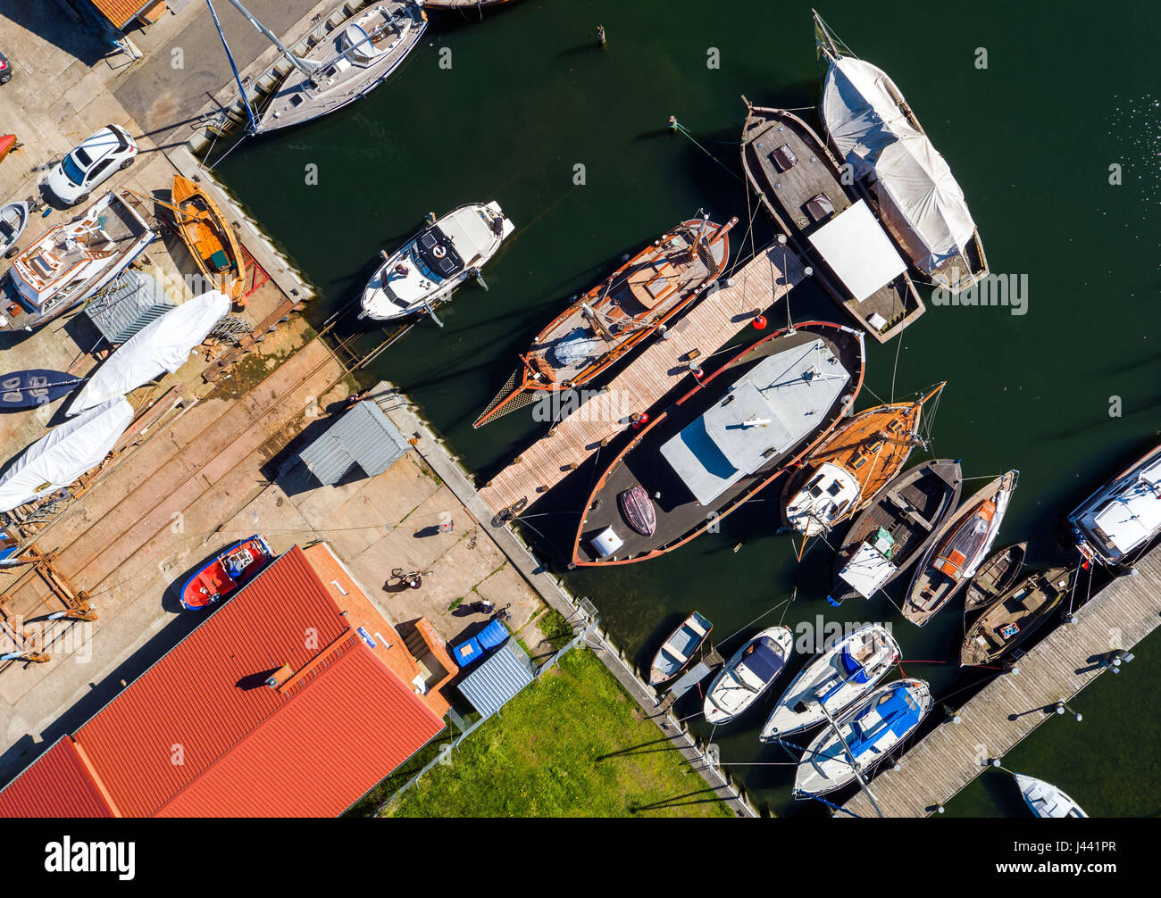 Kirchdorf, Insel Poel, Deutschland. 9. Mai 2017. Ein Bild von einer Drohne zeigt ein Boot aus dem Wasser und über den Slip Weg des Kais Holzboot in Kirchdorf, Insel Poel, Deutschland, 9. Mai 2017 gezogen. Nur Holzboot Kai auf der Insel Poel verfügt derzeit über volle Auftragsbücher und Repars traditionelle hölzerne Fischerboote neben Sportboote. Foto: Jens Büttner/Dpa-Zentralbild/ZB/Dpa/Alamy Live News Stockfoto