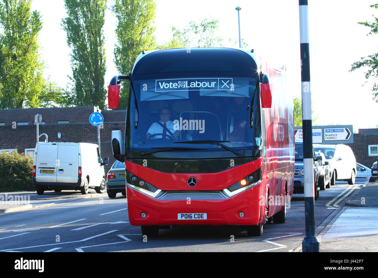 Morley, Leeds, UK. 9. Mai 2017. Die Kampagne für die Parlamentswahlen 2017 wird im Gange in Morley Leeds heute als Jeremy Corbyn fuhr auf seiner Arbeit Kampagnenbus, eine mitreißende Rede an seine Anhänger zu geben. Aufgenommen am 9. Mai 2017 in Morley in der Nähe von Leeds. Bildnachweis: Andrew Gardner/Alamy Live-Nachrichten Stockfoto