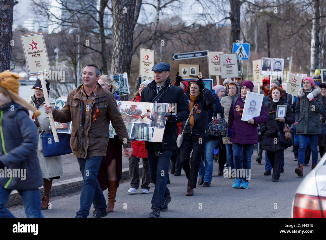 Helsinki, Finnland. 9. Mai 2017. Neue russische Organisation in Finnland Präzedenzfall einen historischen in feiert den Jahrestag der deutschen Kapitulation in Berlin 9. Mai 1945 und Beeinflussung der finnischen Gesellschaft durch seine Werbung beschuldigen Finnen "Kampfhandlungen auf der falschen Seite" im 2. Weltkrieg. Bildnachweis: Hannu Mononen/Alamy Live-Nachrichten Stockfoto