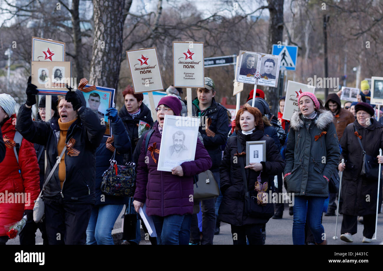 Helsinki, Finnland. 9. Mai 2017. Neue russische Organisation in Finnland Präzedenzfall einen historischen in feiert den Jahrestag der deutschen Kapitulation in Berlin 9. Mai 1945 und Beeinflussung der finnischen Gesellschaft durch seine Werbung beschuldigen Finnen "Kampfhandlungen auf der falschen Seite" im 2. Weltkrieg. Bildnachweis: Hannu Mononen/Alamy Live-Nachrichten Stockfoto