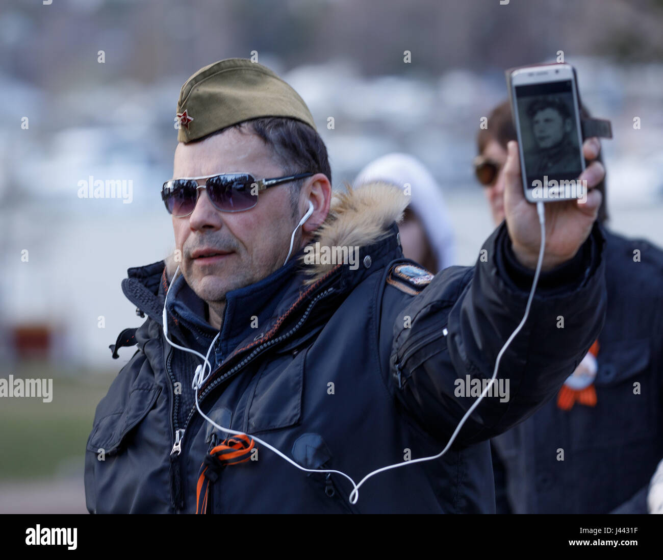 Helsinki, Finnland. 9. Mai 2017. Demonstrator mit sowjetischen Stil militärische Mütze feiert den Jahrestag der deutschen Kapitulation in Berlin 9. Mai 1945 in einer Prozession, die Werbung zu einer neuen russischen Organisation in Finnland suchen. Bildnachweis: Hannu Mononen/Alamy Live-Nachrichten Stockfoto