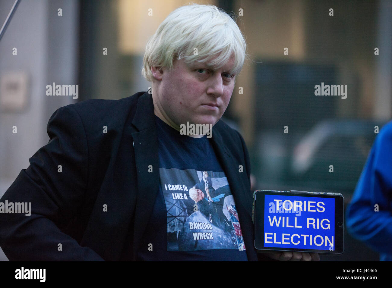 London, UK. 9. Mai 2017. Ein Boris Johnson Doppelgänger unter EU-Befürworter Aktivisten protestieren außerhalb des BBCS neue Broadcasting House anlässlich einen Auftritt auf der One Show von Premierminister Theresa May und ihr Ehemann Philip. Bildnachweis: Mark Kerrison/Alamy Live-Nachrichten Stockfoto