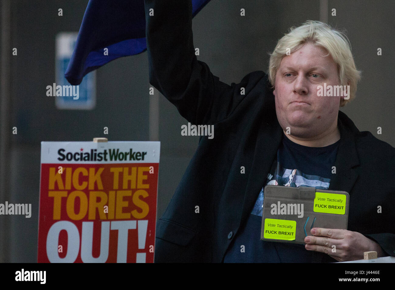 London, UK. 9. Mai 2017. Ein Boris Johnson Doppelgänger unter Aktivisten aus verschiedenen Gruppen protestieren außerhalb des BBCS neue Broadcasting House anlässlich einen Auftritt auf der One Show von Premierminister Theresa May und ihr Ehemann Philip. Bildnachweis: Mark Kerrison/Alamy Live-Nachrichten Stockfoto