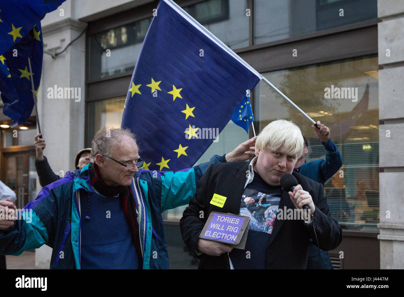 London, UK. 9. Mai 2017. Ein Boris Johnson Doppelgänger unter EU-Befürworter Aktivisten protestieren außerhalb des BBCS neue Broadcasting House anlässlich einen Auftritt auf der One Show von Premierminister Theresa May und ihr Ehemann Philip. Bildnachweis: Mark Kerrison/Alamy Live-Nachrichten Stockfoto