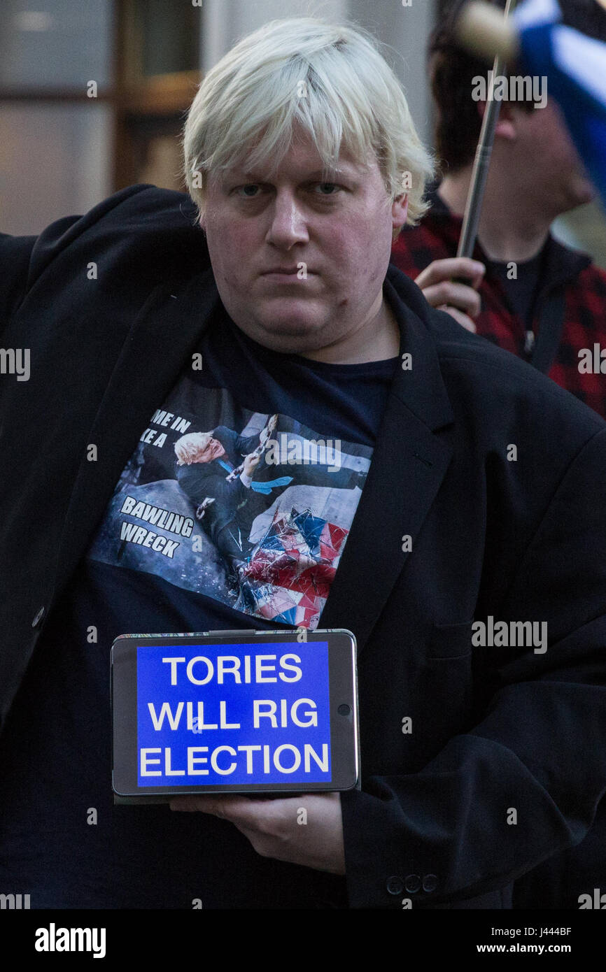 London, UK. 9. Mai 2017. EU-Befürworter Aktivisten Protest außerhalb des BBCS neue Broadcasting House anlässlich einen Auftritt auf der One Show von Premierminister Theresa May und ihr Ehemann Philip. Bildnachweis: Mark Kerrison/Alamy Live-Nachrichten Stockfoto