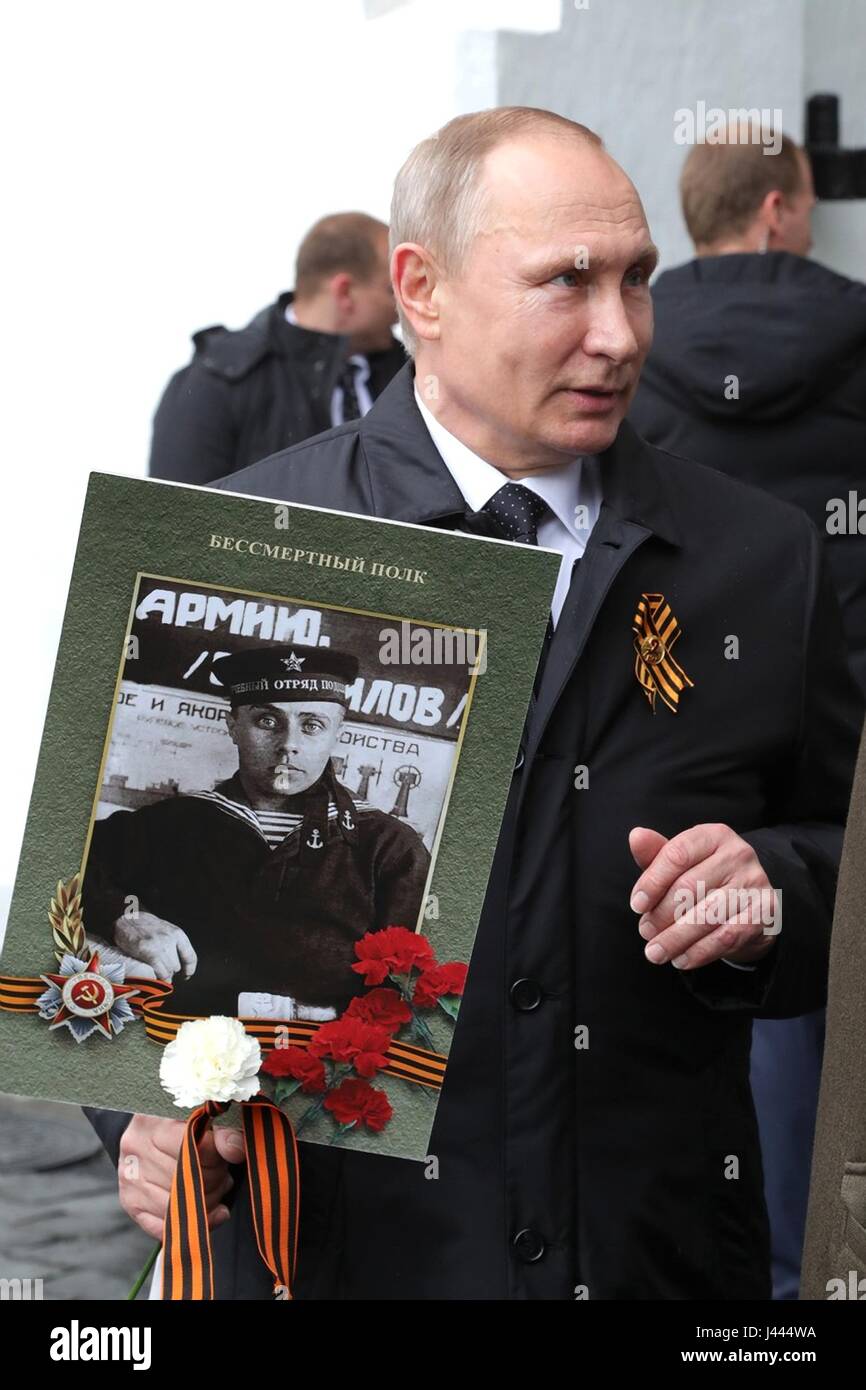 Moskau, Russland. 9. Mai 2017. Der russische Präsident Vladimir Putin hält ein Porträt von seinem Krieg veteran Vater Vladimir Spiridonovich Putin, während das unsterbliche Regiment patriotischen marschieren markieren die jährliche Feier der Tag des Sieges und der 72. Jahrestag des Endes des zweiten Weltkriegs auf dem Roten Platz 9. Mai 2017 in Moskau, Russland. Bildnachweis: Planetpix/Alamy Live-Nachrichten Stockfoto