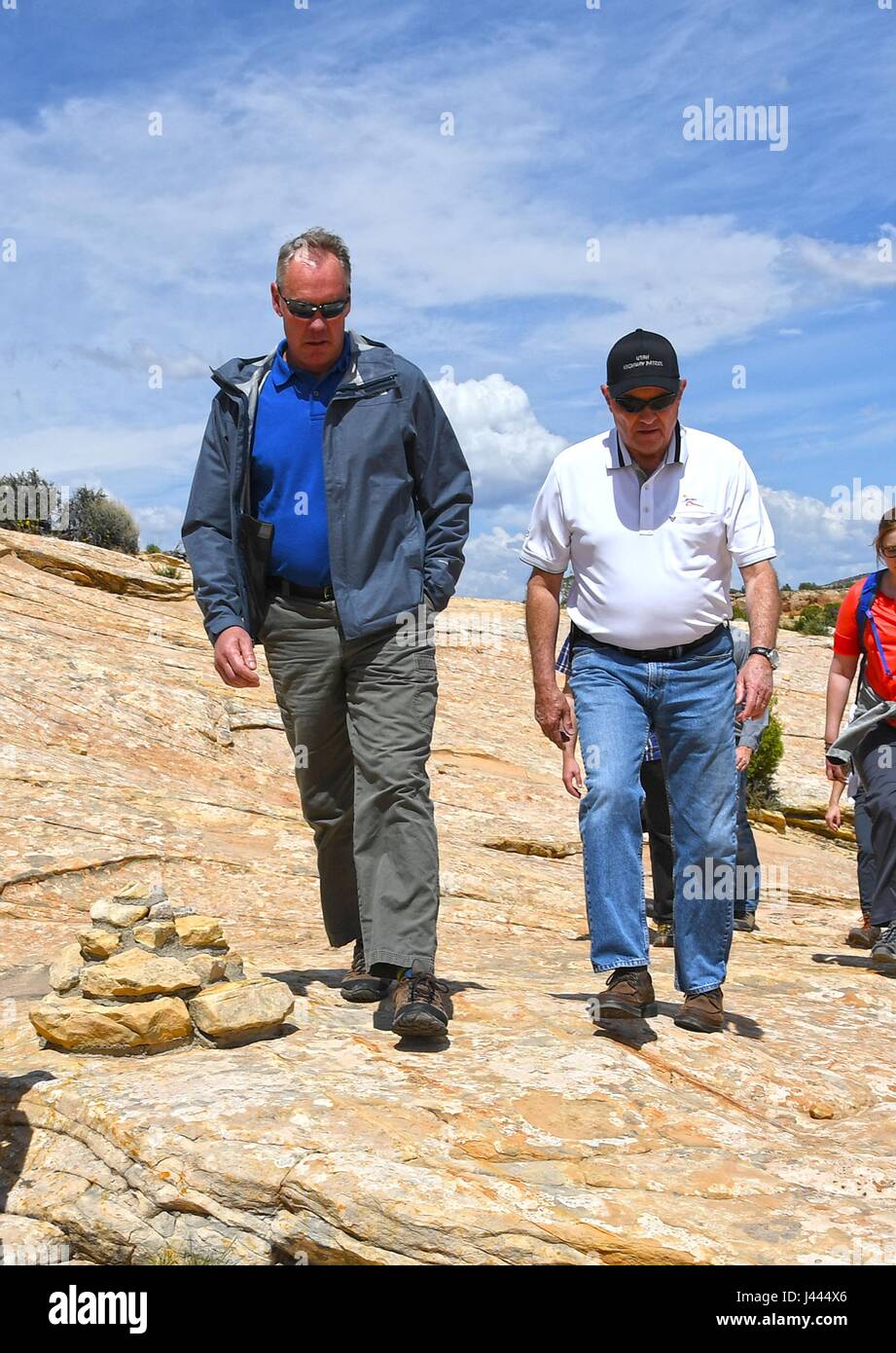 US Minister fuer dem inneren Ryan Zinke, links, Wanderungen mit Utah Gouverneur Gary Herbert am Wegesrand Butler Wash Indian Ruin während einer Tour der Bären Ohren National Monument 8. Mai 2017 in der Nähe von Blanding, Utah. Auf Antrag des Präsidenten Donald Trump das Denkmal wird geprüft und möglicherweise verlieren geschützten Status öffnen den Weg für Bergbau- und kommerzielle Nutzung. Stockfoto