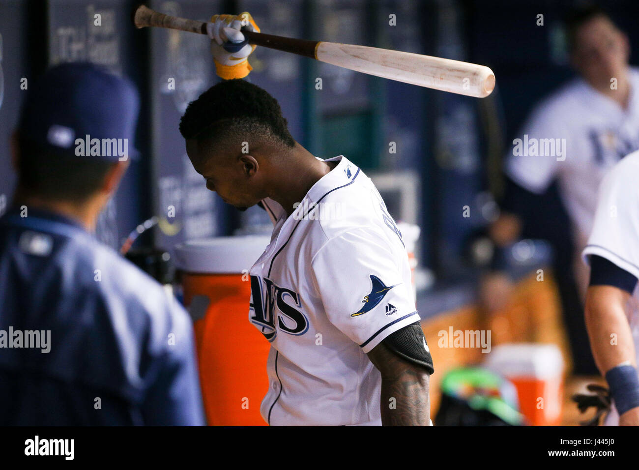 St. Petersburg, Florida, USA. 9. Mai 2017. WILL VRAGOVIC | Times.Tampa Bay Strahlen Shortstop Tim Beckham (1) knallt seinen Schläger auf der Trainerbank nach dem Auftreffen auf suchen, um das Spiel zwischen den Kansas City Royals und die Tampa Bay Rays im Tropicana Field in St. Petersburg, Florida am Dienstag, 9. Mai 2017 enden. Die Kansas City Royals schlagen die Tampa Bay Rays 7-6. Bildnachweis: Willen Vragovic/Tampa Bay Times / ZUMA Draht/Alamy Live News Stockfoto