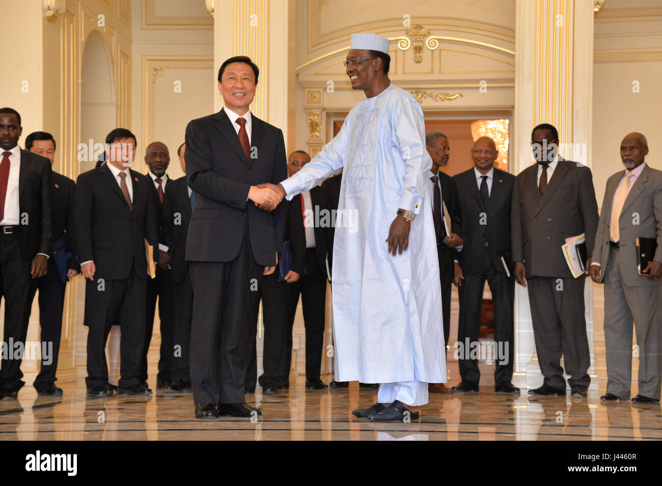 N'Djamena, Tschad. 9. Mai 2017. Chadian President Idriss Deby Itno (R) trifft sich mit Chinesen Vizepräsident Li Yuanchao in N'djamena, Tschad, 9. Mai 2017. Bildnachweis: Qiao Benxiao/Xinhua/Alamy Live-Nachrichten Stockfoto