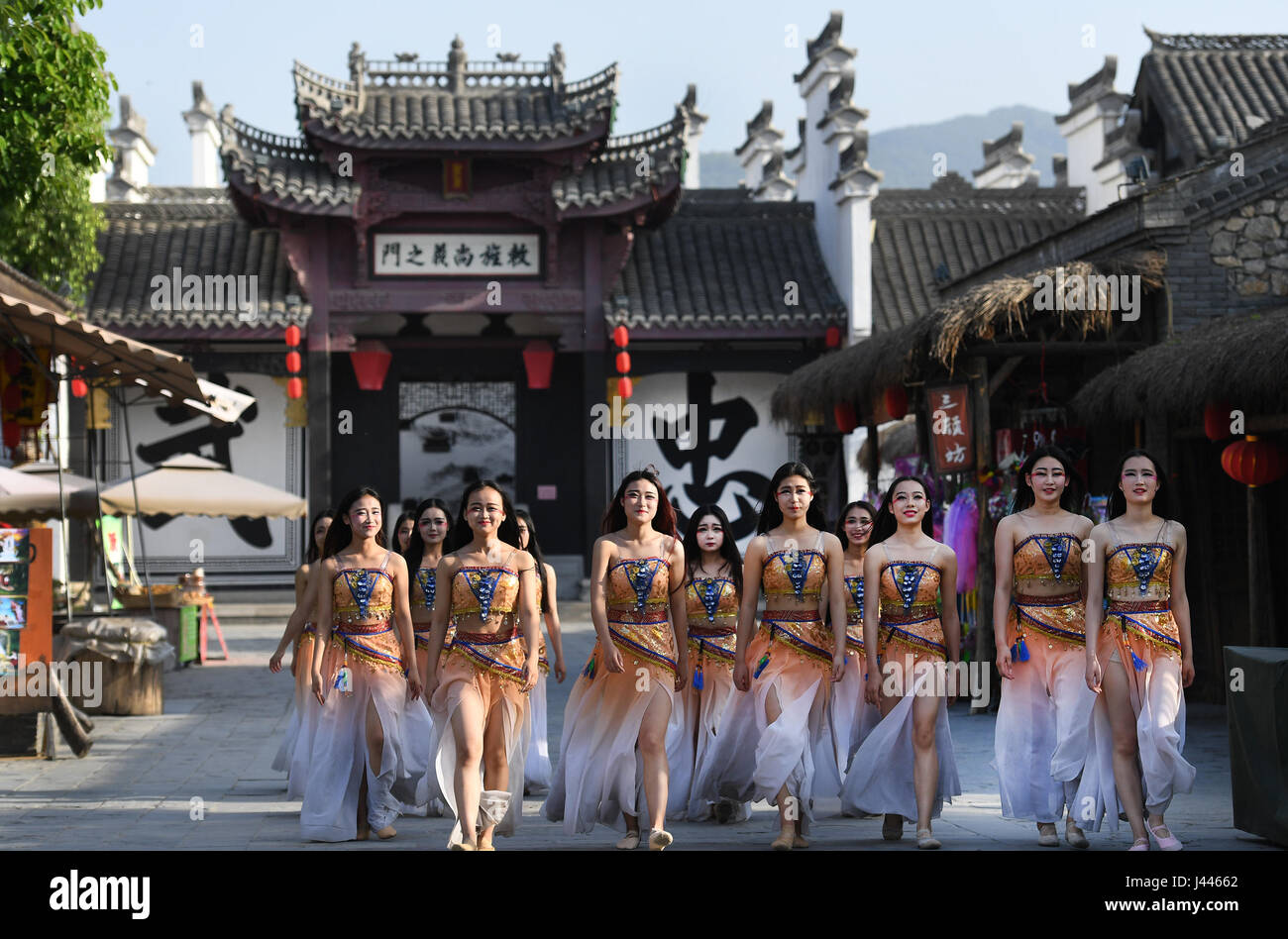 Hanzhong, chinesischen Provinz Shaanxi. 8. Mai 2017. Acresses Fuß auf einer Straße mit Zhuge Altstadt in Hanzhong Stadt, Nordwesten der chinesischen Provinz Shaanxi, 8. Mai 2017. Hanzhong ist die Heimatstadt des alten chinesischen General Zhang Qian, die eine Handelsroute, jetzt bekannt als die Seidenstraße rund 2.100 Jahren geöffnet. Bildnachweis: Tao Ming/Xinhua/Alamy Live-Nachrichten Stockfoto