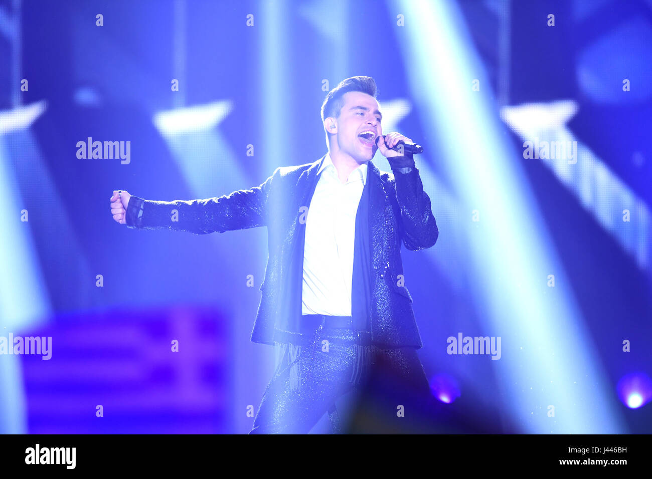 Slowenische Teilnehmer Omar Naber führt das Lied "On My Way" in das Halbfinale des 62. Eurovision Song Contest in Kiew, Ukraine, 8. Mai 2017. Foto: Julian Stratenschulte/dpa Stockfoto