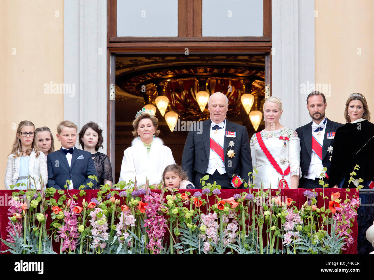 Konig Harald Konigin Sonja Kronprinz Haakon Kronprinzessin Mette Marit Prinzessin Martha Louise Maud Angelica Behn Leah Isadora Behn Und Emma Tallulah Behn Prinzessin Ingrid Alexandra Prinz Sverre Magnus Von Norwegen Auf Dem