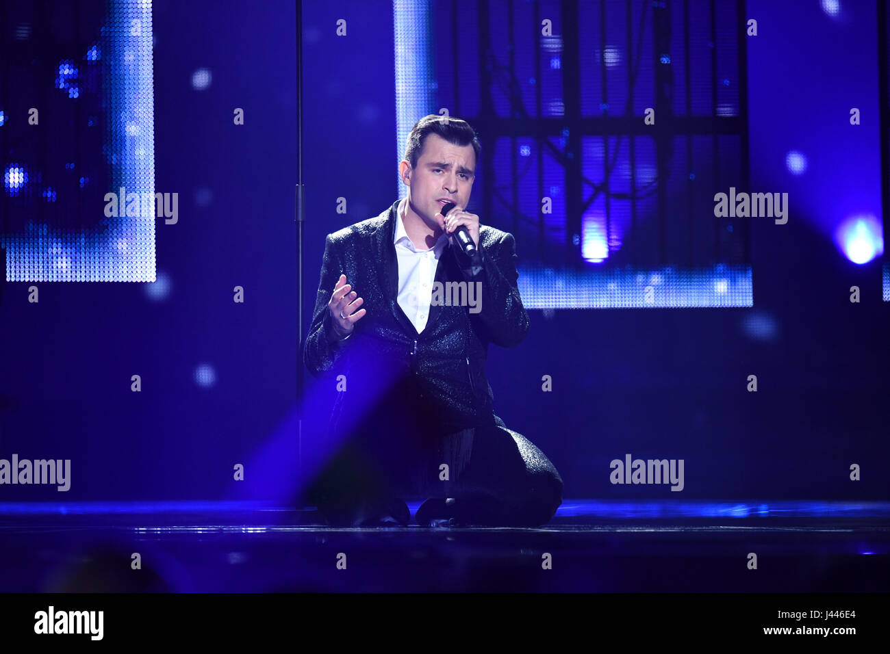 Kiew, Ukraine. 8. Mai 2017. Slowenische Teilnehmer Omar Naber führt das Lied "On My Way" in das Halbfinale des 62. Eurovision Song Contest in Kiew, Ukraine, 8. Mai 2017. Foto: Julian Stratenschulte/Dpa/Alamy Live News Stockfoto