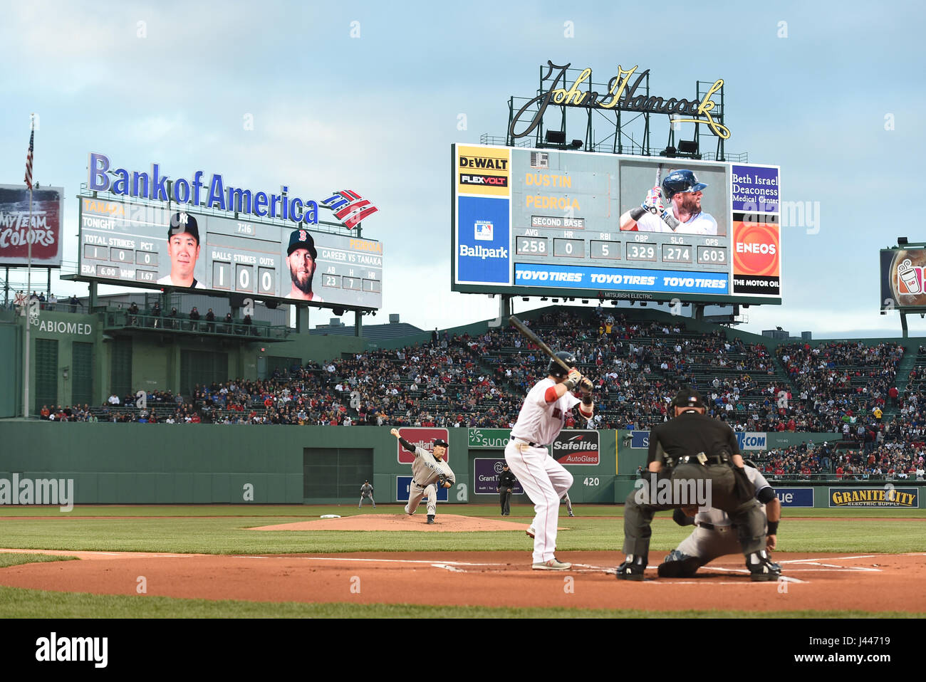 Boston, Massachusetts, USA. 27. April 2017. Masahiro Tanaka (Yankees) MLB: New York Yankees Start Krug Masahiro Tanaka Stellplätze, Dustin Pedroia der Boston Red Sox im ersten Inning während der Major League Baseball Game im Fenway Park in Boston, Massachusetts, USA. Bildnachweis: AFLO/Alamy Live-Nachrichten Stockfoto