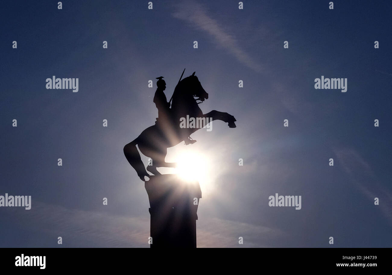 Dpatop - geht die Sonne hinter einer Reiterstatue in Düsseldorf, 10. Mai 2017. Die Statue wurde im Jahre 1929 von Richard Langer entworfen und erinnert an die fünfte westfälischen Lancer Brigade. Foto: Martin Gerten/dpa Stockfoto