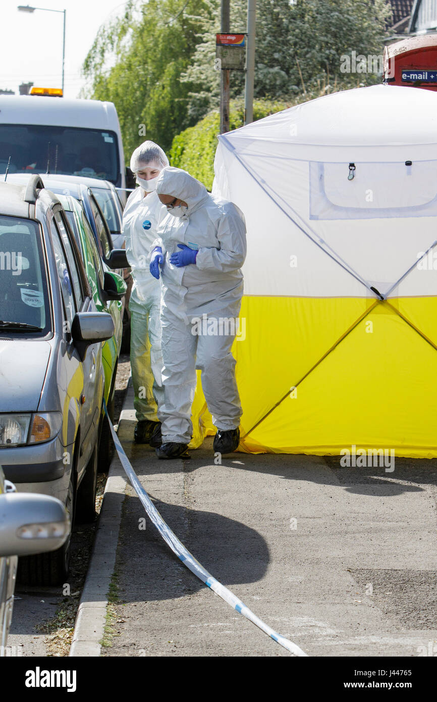 Chippenham, UK. 10. Mai 2017. Forensische SOCO Polizisten sind abgebildet untersuchen die Szene auf London Road, wo 38 jährige Russell Nixon mit erheblichen Verletzungen um 00.20 am Mittwochmorgen gefunden wurde. Die Polizei sagte, dass Herr Nixon um die Szene für tot erklärt wurde und ein 22 Jahre alten Mann namens Matthew Chapman unter dem Verdacht des Mordes verhaftet worden war. Bildnachweis: Lynchpics/Alamy Live-Nachrichten Stockfoto
