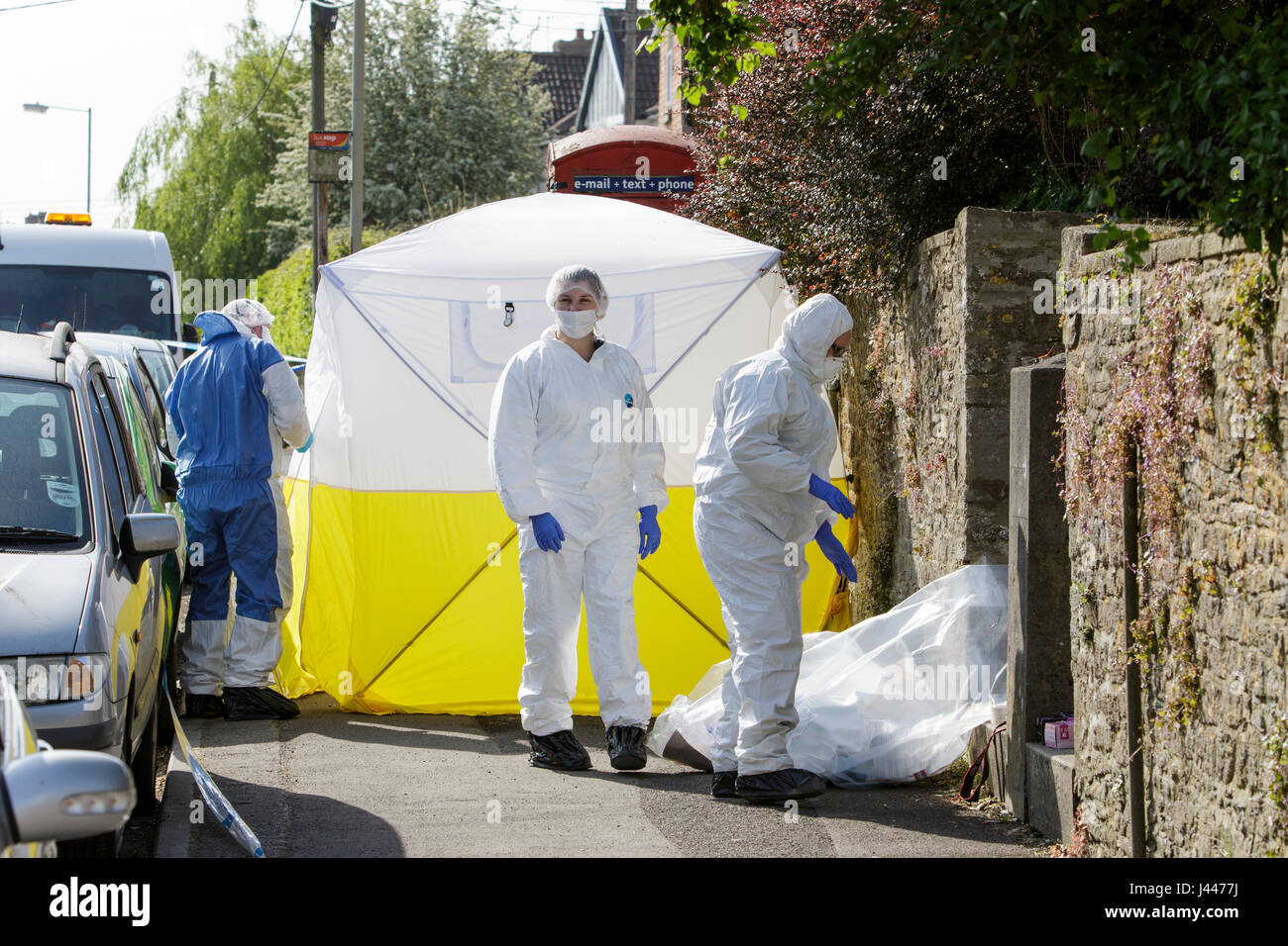 Chippenham, UK. 10. Mai 2017. Forensische SOCO Polizisten sind abgebildet untersuchen die Szene auf London Road, wo 38 jährige Russell Nixon mit erheblichen Verletzungen um 00.20 am Mittwochmorgen gefunden wurde. Die Polizei sagte, dass Herr Nixon tot am Tatort ausgesprochen war und ein 22 Jahre alten Mann namens Matthew Chapman wegen des Verdachts des Mordes festgenommen wurde. Bildnachweis: Lynchpics/Alamy Live-Nachrichten Stockfoto