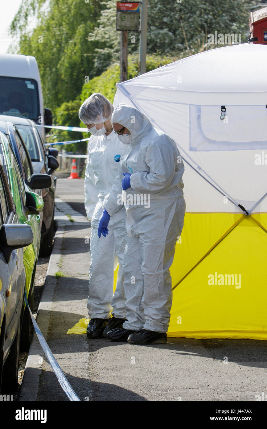Chippenham, UK. 10. Mai 2017. Forensische SOCO Polizisten sind abgebildet untersuchen die Szene auf London Road, wo 38 jährige Russell Nixon mit erheblichen Verletzungen um 00.20 am Mittwochmorgen gefunden wurde. Die Polizei sagte, dass Herr Nixon tot am Tatort ausgesprochen war und ein 22 Jahre alten Mann namens Matthew Chapman wegen des Verdachts des Mordes festgenommen wurde. Bildnachweis: Lynchpics/Alamy Live-Nachrichten Stockfoto