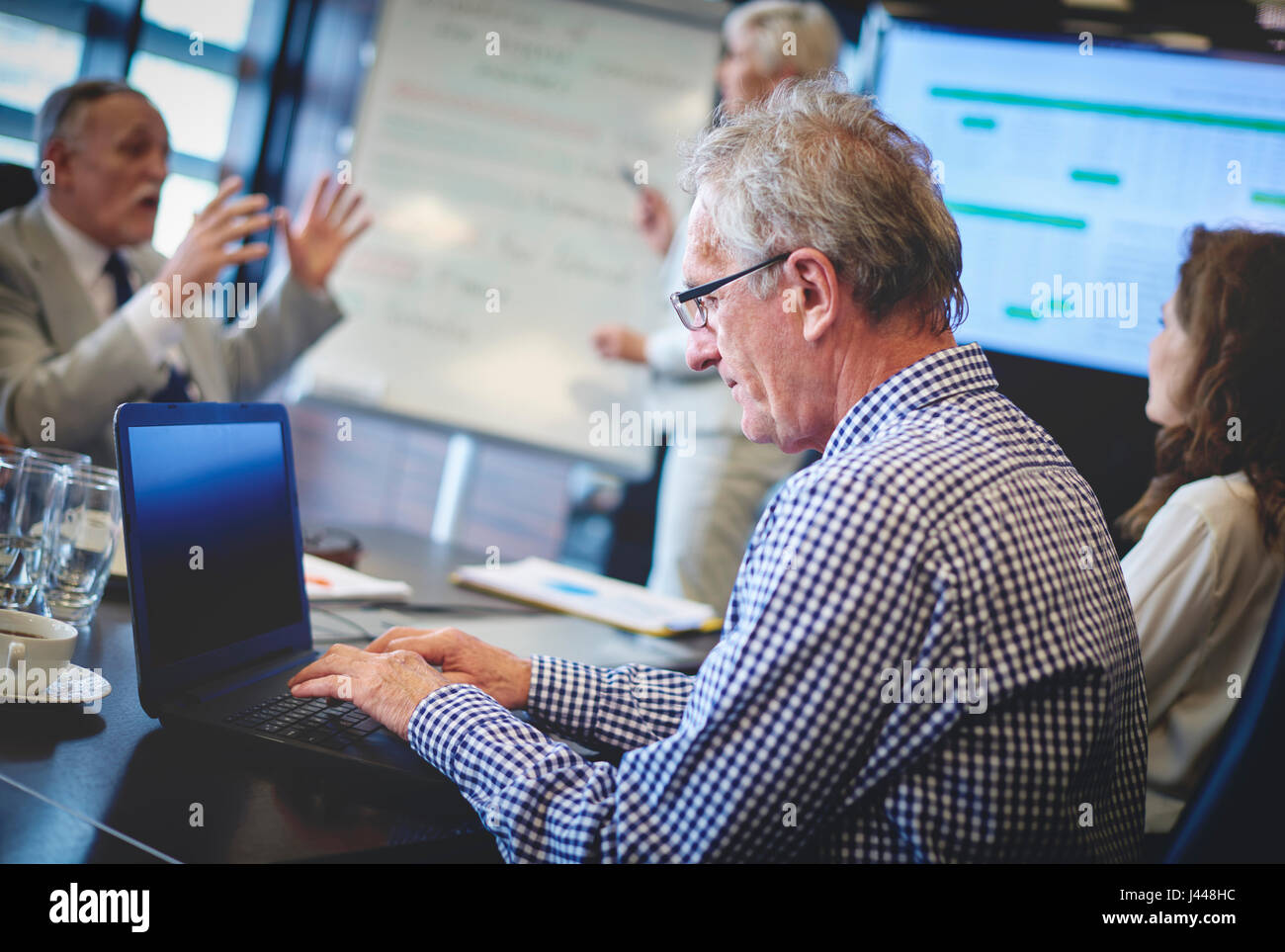 Ältere Erwachsene Business-Mann mit laptop Stockfoto