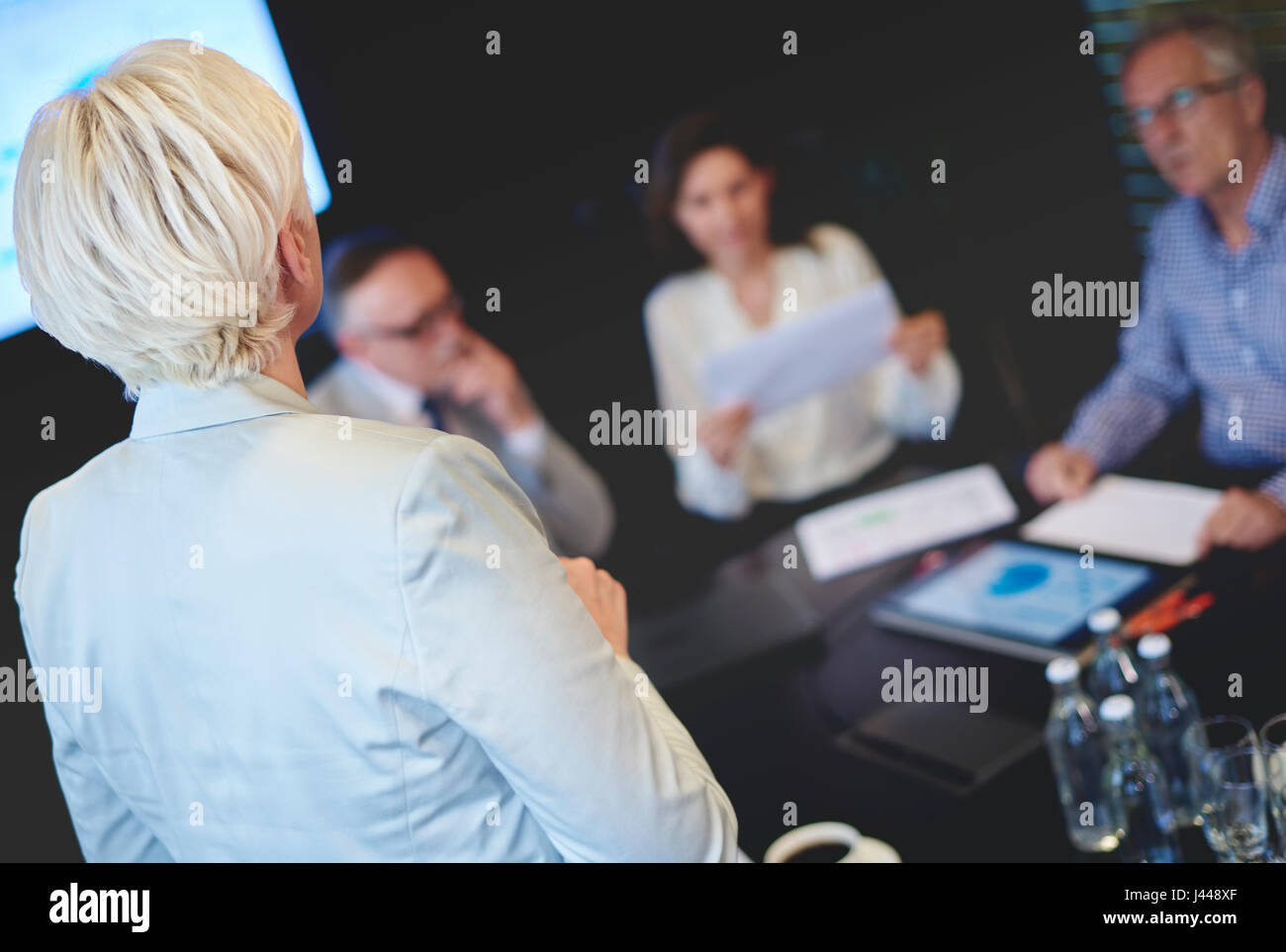 Rückansicht des weiblichen Manager mit einer Rede Stockfoto