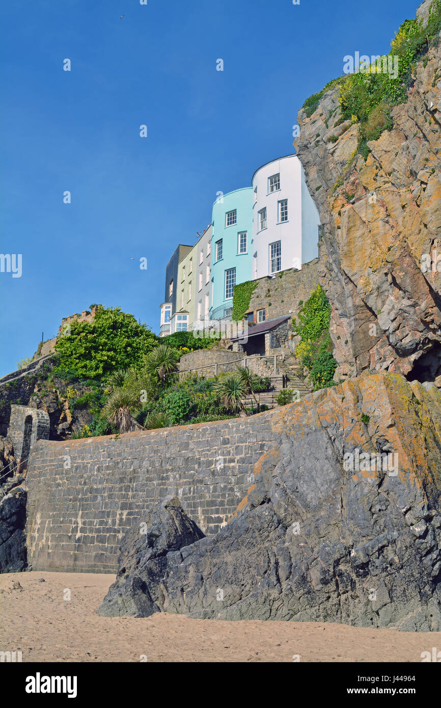 Bunte Häusern thront auf einem Felsen im Welsh Sea Resort von Tenby Stockfoto