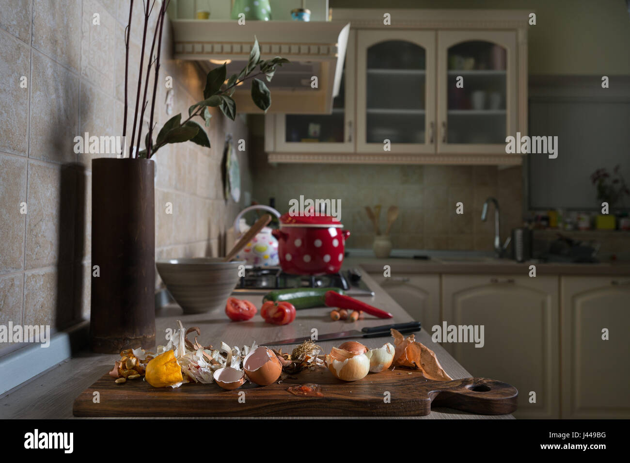 Speisereste am Küchentisch. Hausmüll aus Gemüse bereit zu kompostieren. Ökologisch verantwortliches Handeln, Ökologie-Konzept. Stockfoto