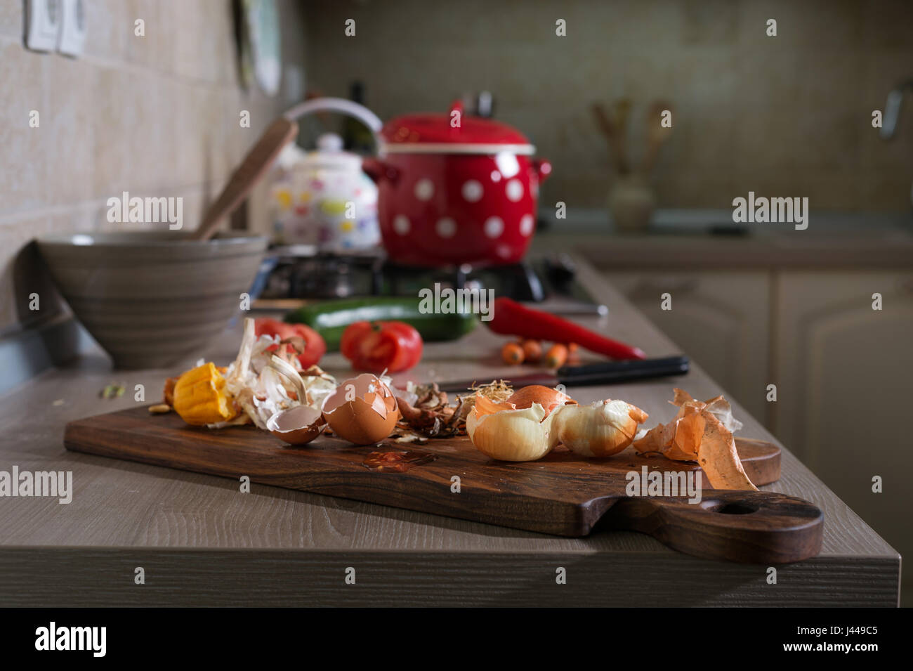 Speisereste am Küchentisch. Hausmüll aus Gemüse bereit zu kompostieren. Ökologisch verantwortliches Handeln, Ökologie-Konzept. Stockfoto