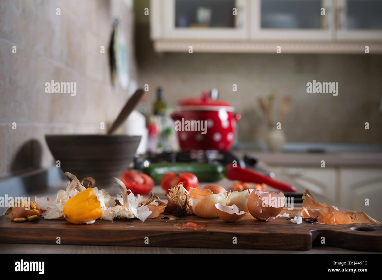 Speisereste am Küchentisch. Hausmüll aus Gemüse bereit zu kompostieren. Ökologisch verantwortliches Handeln, Ökologie-Konzept. Stockfoto