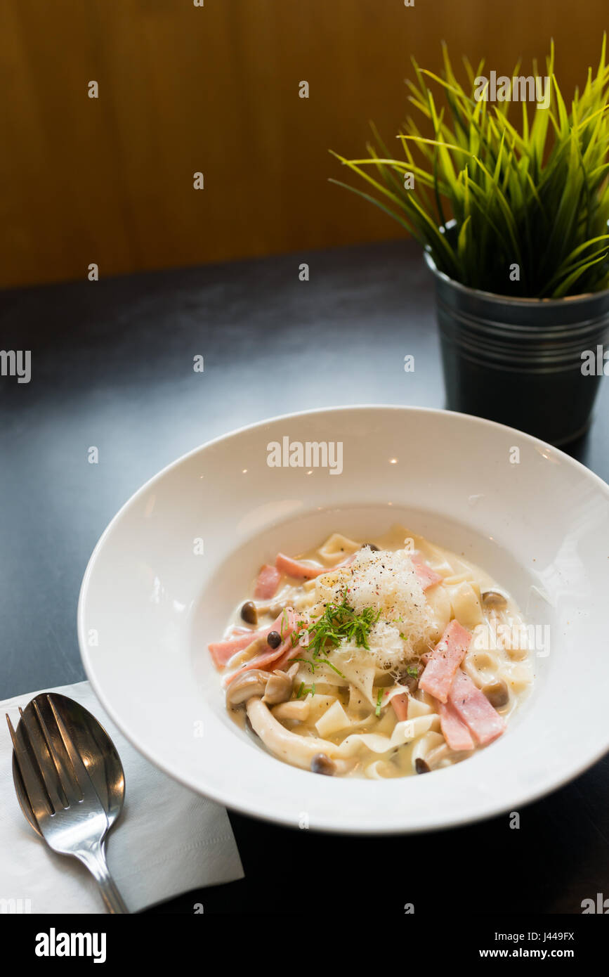 Spaghetti-Sahne-Sauce Schinken und Pilzen servieren auf weiße Schale. Stockfoto