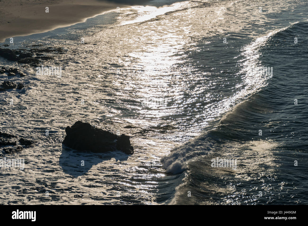Welle auf einen Strandblick von oben, Sonne Reflexionen auf dem Wasser Stockfoto