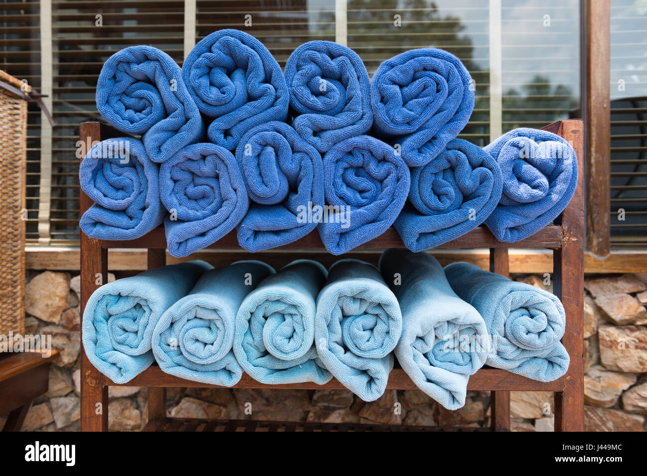 Königsblau Handtuch auf Holzregalen Stockfoto