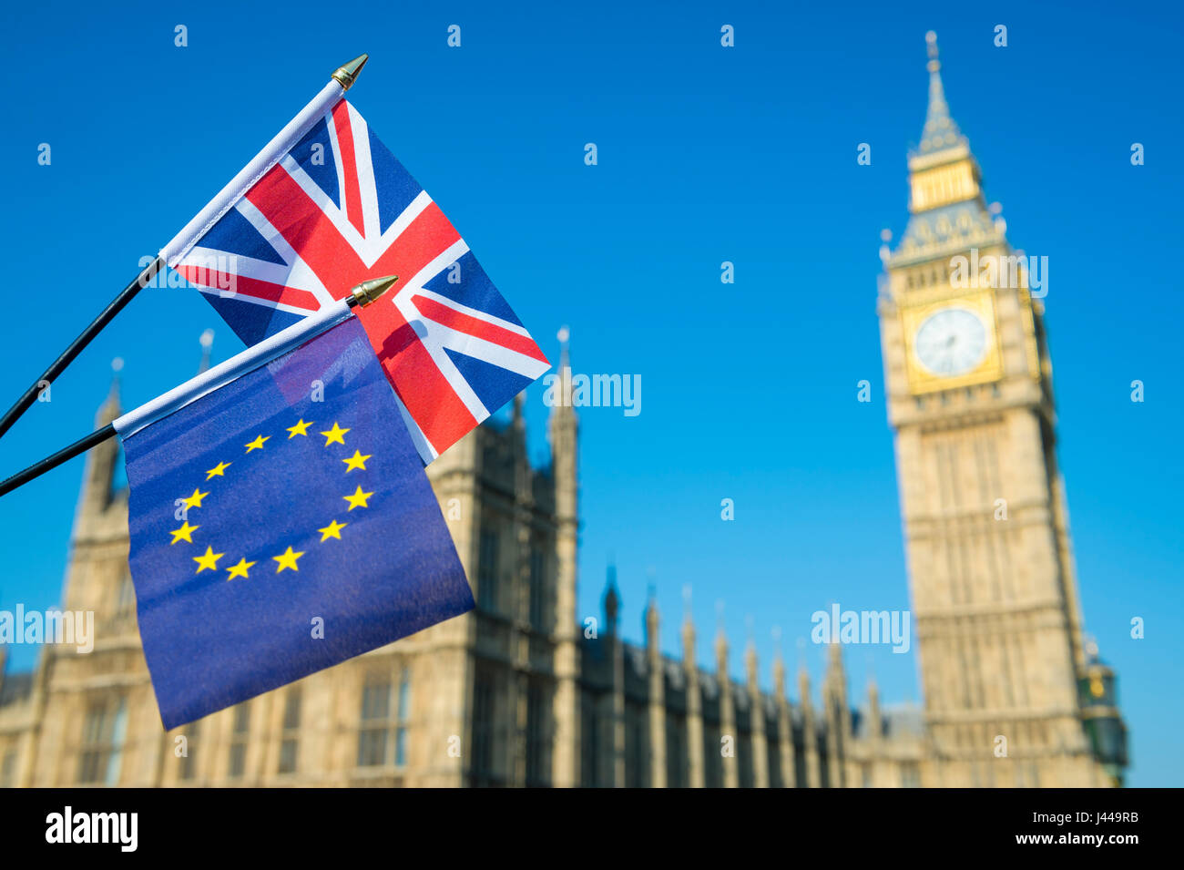 EU Europäische Union und Großbritannien Union Jack Flagge fliegen zusammen in optimistisch Solidarität auf die Skyline von London vor den Houses of Parliament Stockfoto