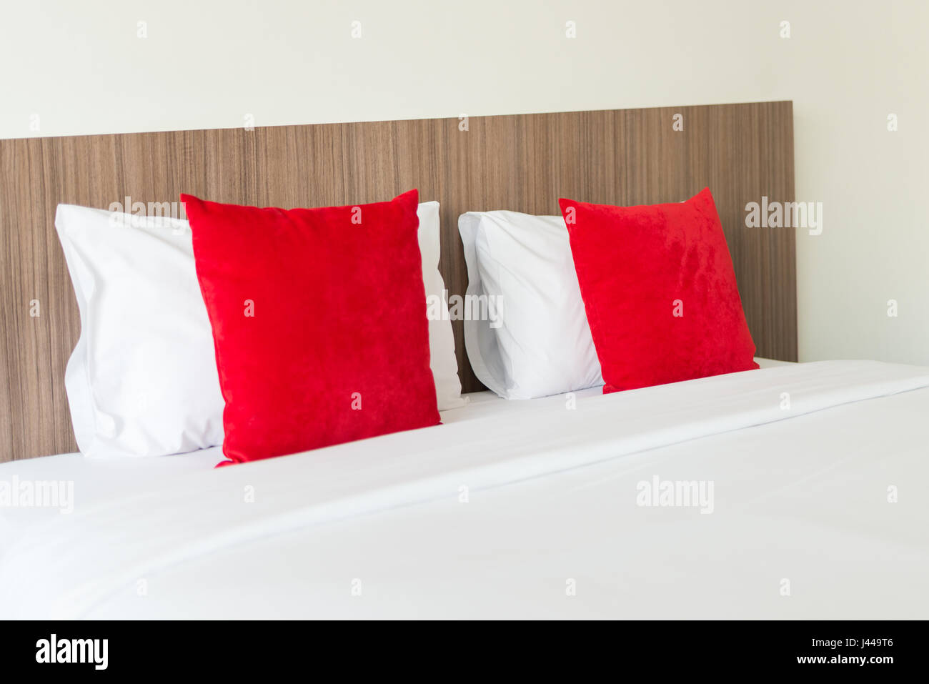 Roten und weißen Kissen auf einem Bett Stockfoto
